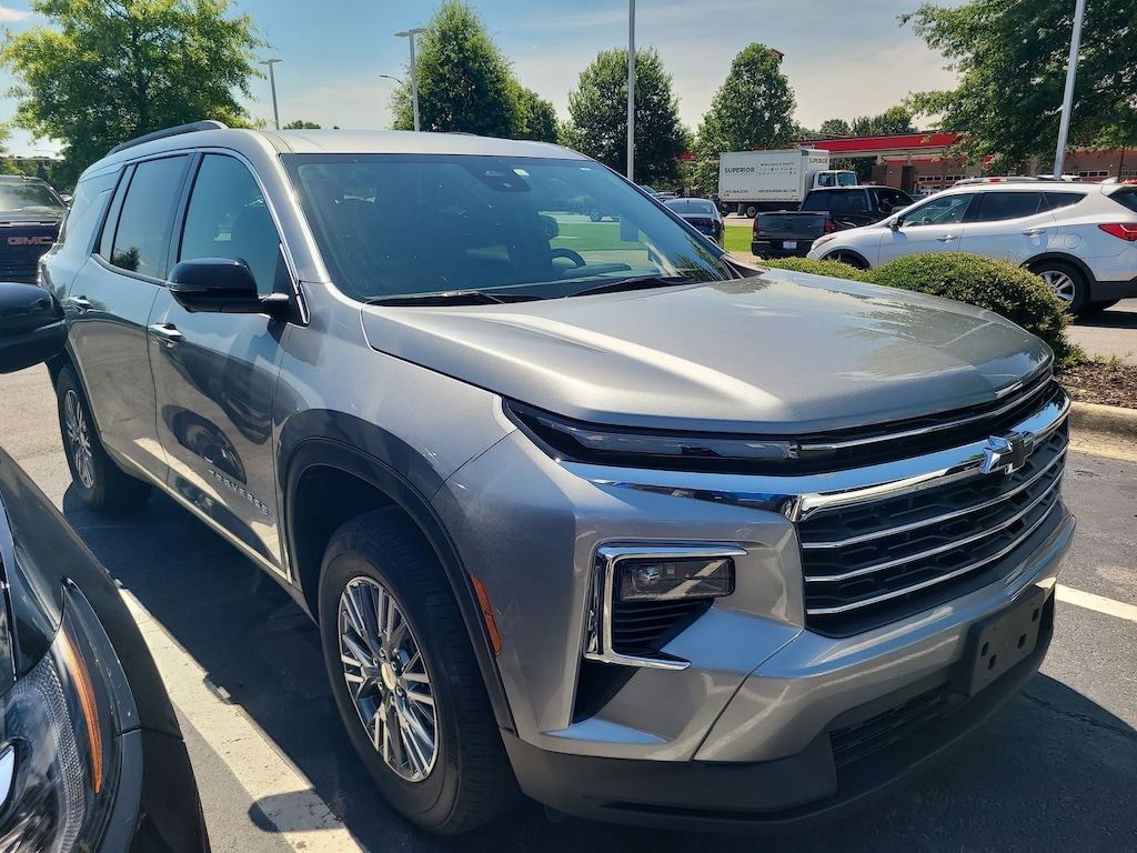 Used 2025 Chevrolet Traverse LT SUV