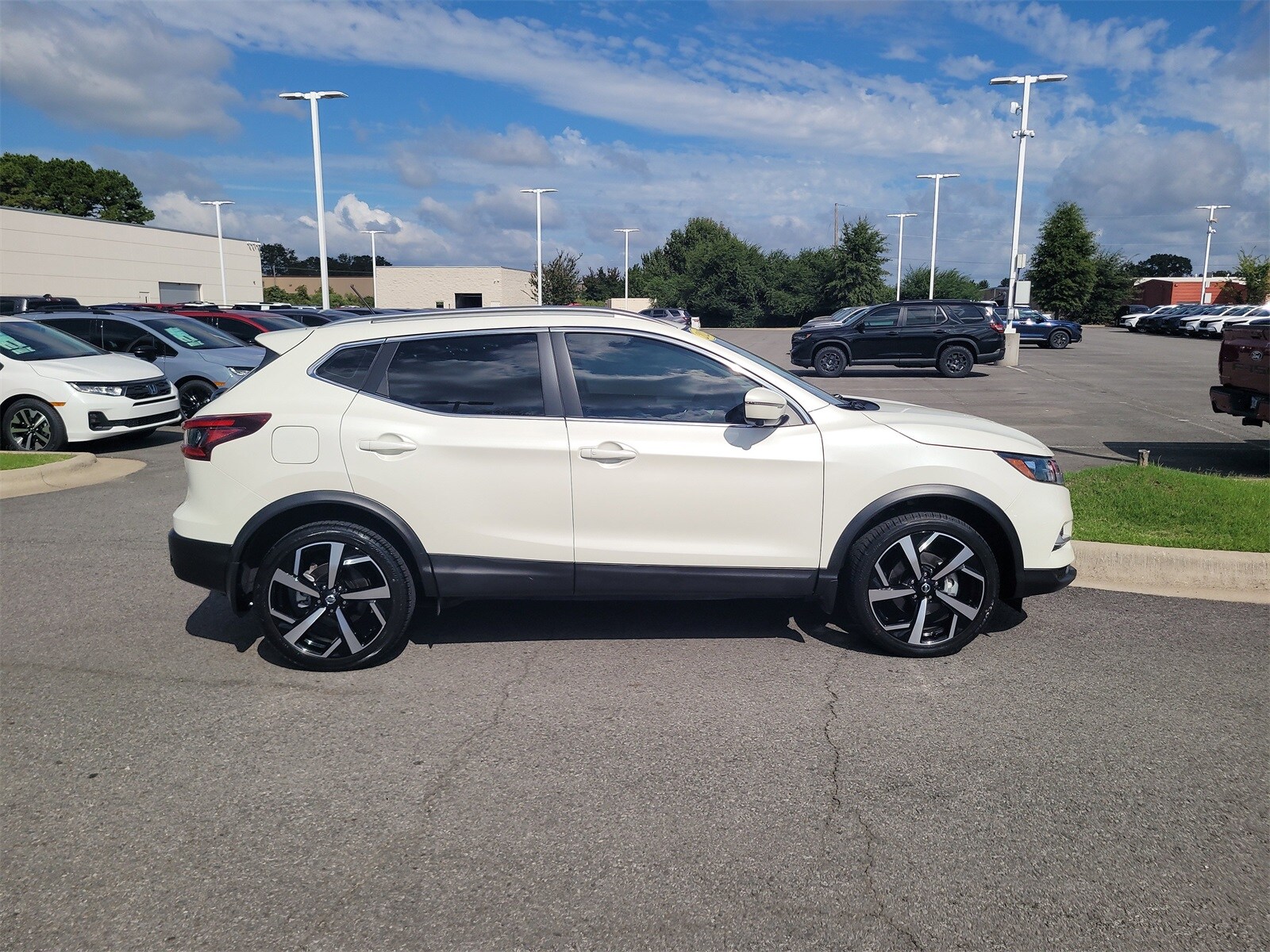 2022 Nissan Rogue Sport SL photo 2