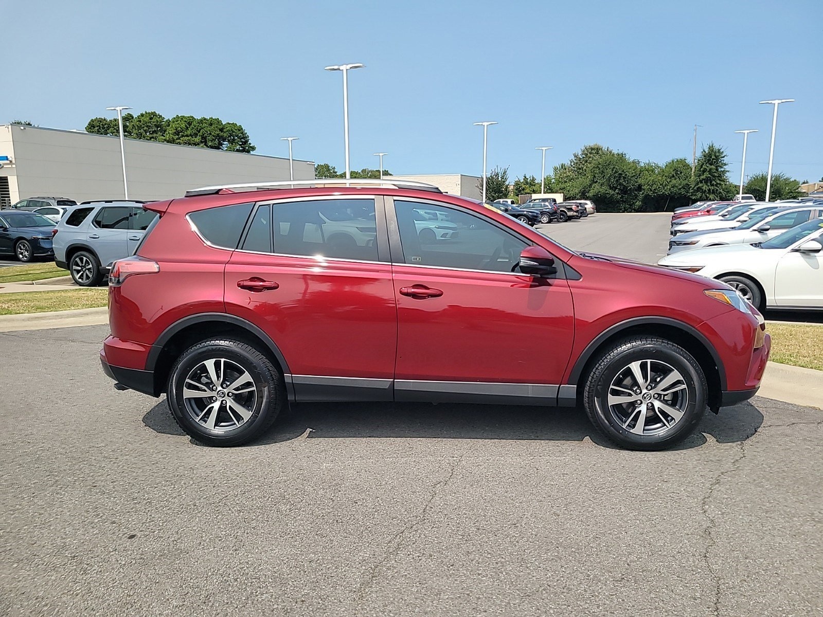 Used 2018 Toyota RAV4 XLE with VIN 2T3WFREV5JW499084 for sale in Conway, AR