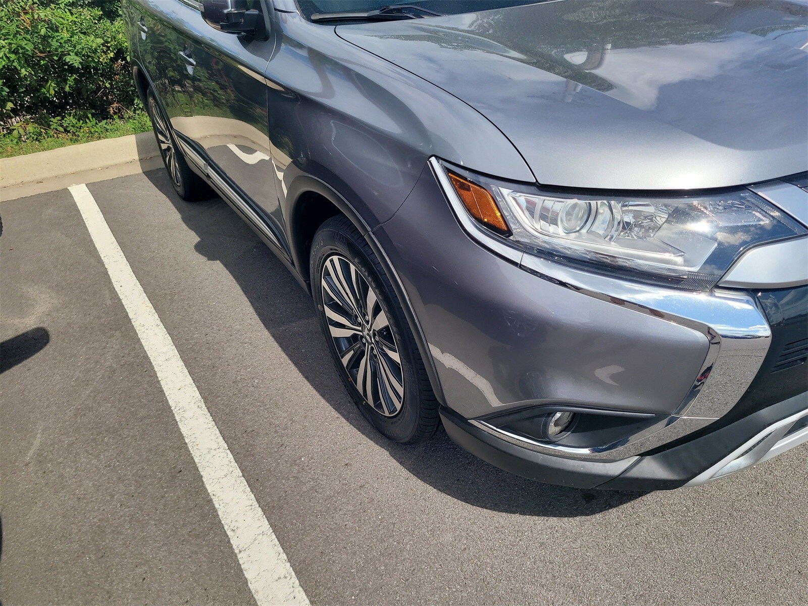 2020 Mitsubishi Outlander LE photo 3