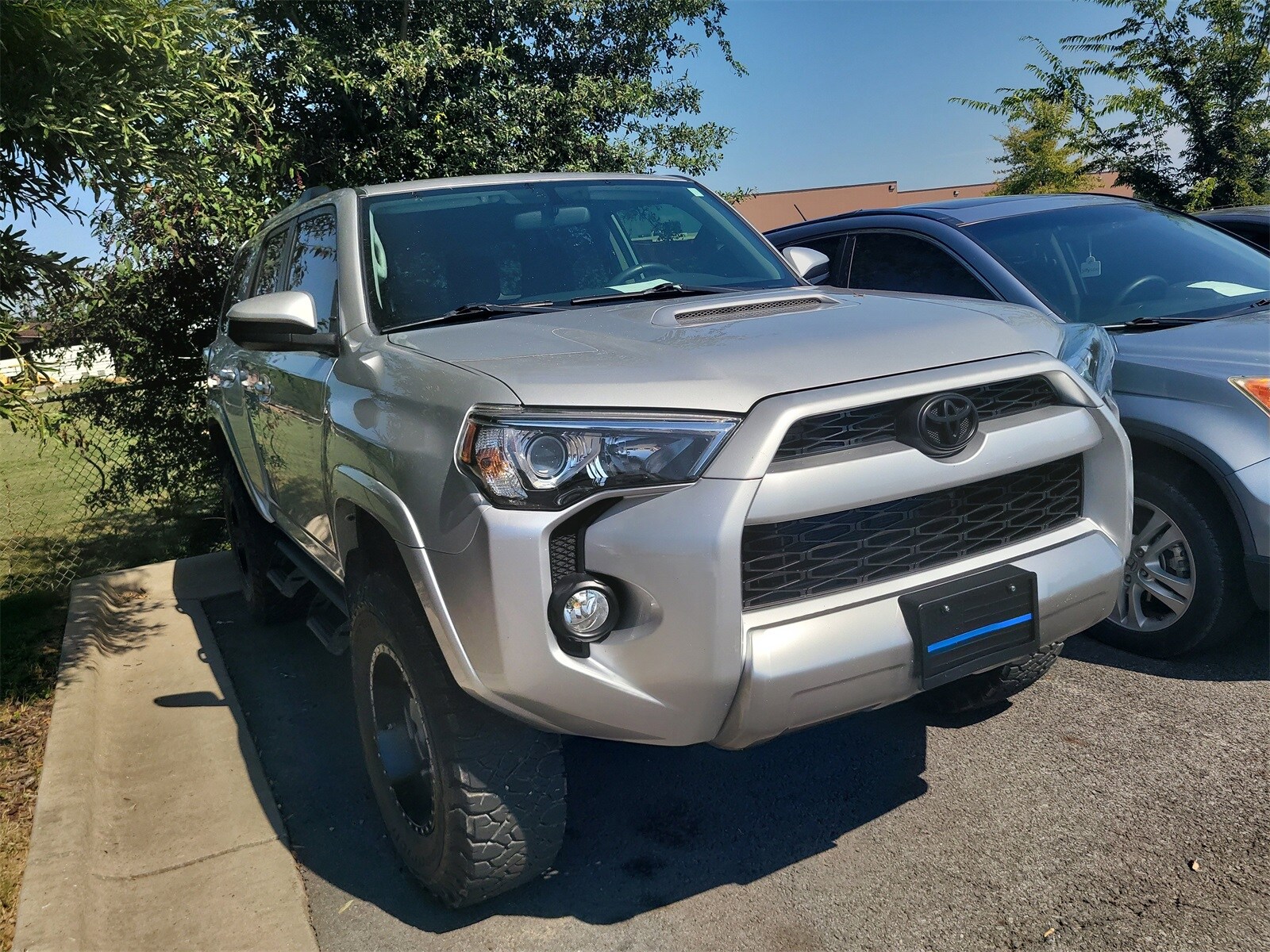 2018 Toyota 4Runner TRD Off-Road photo 2