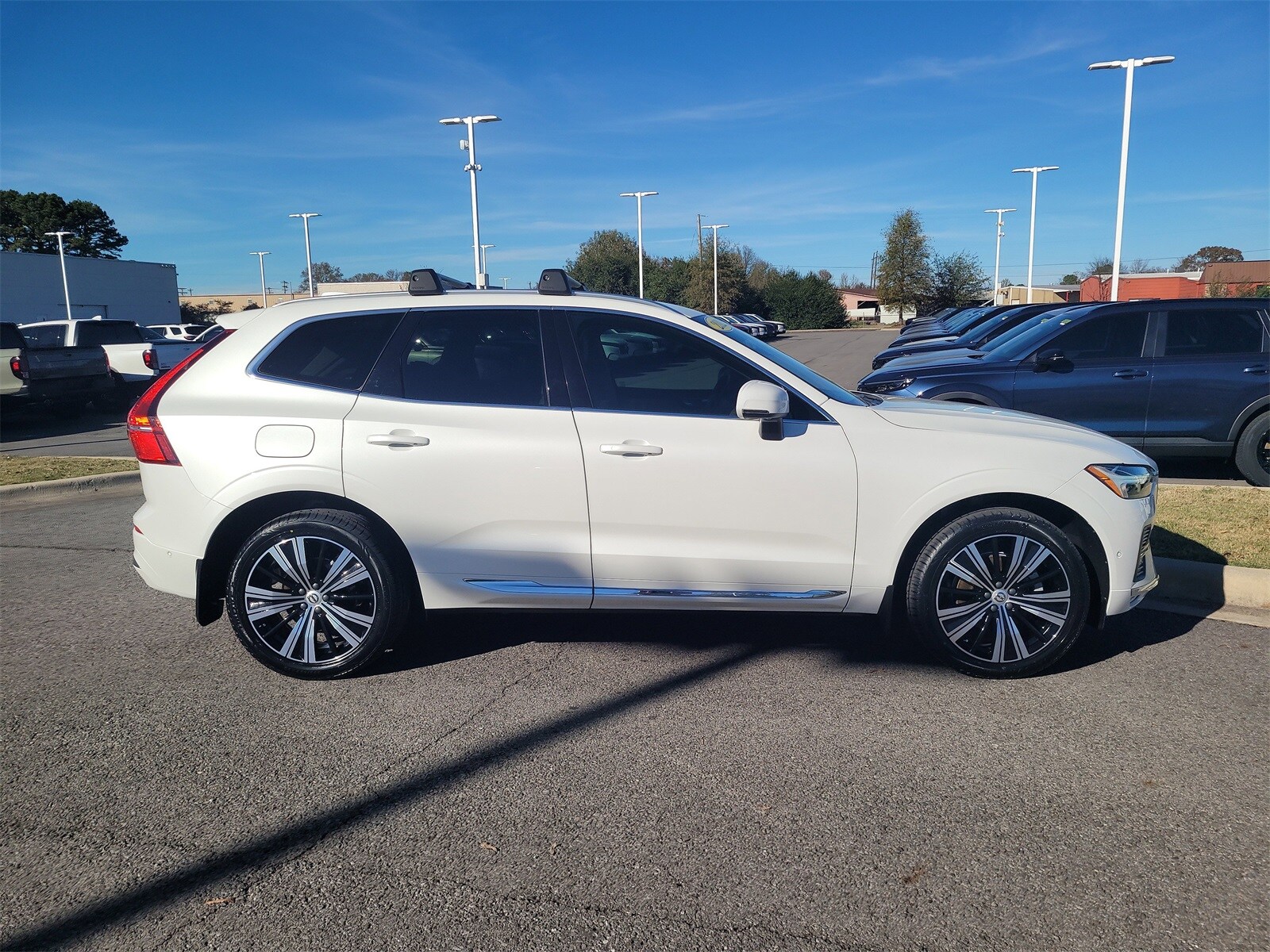 2022 Volvo XC60 B5 Inscription photo 2