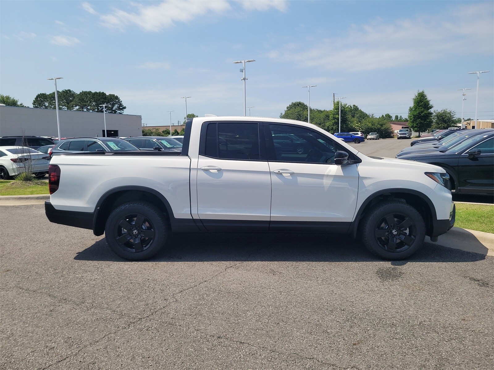 2025 Honda Ridgeline Black Edition photo 2