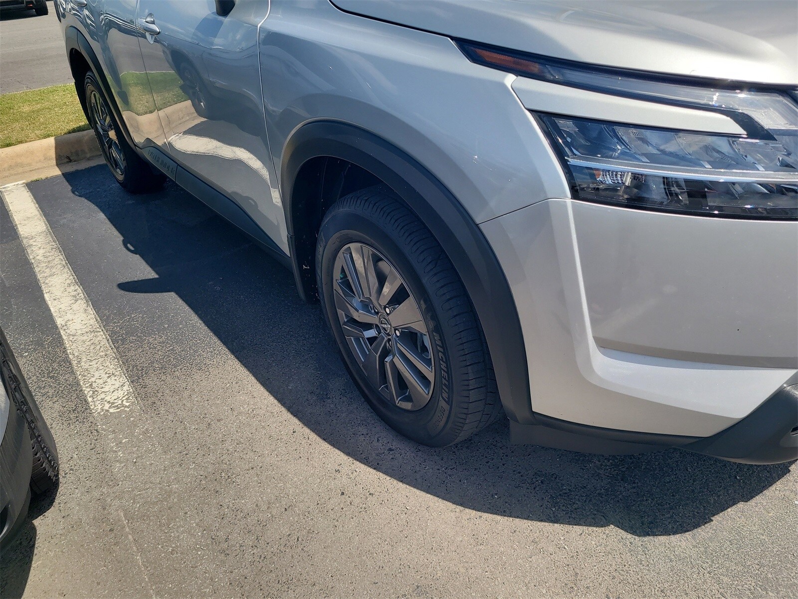 2022 Nissan Pathfinder SV photo 3