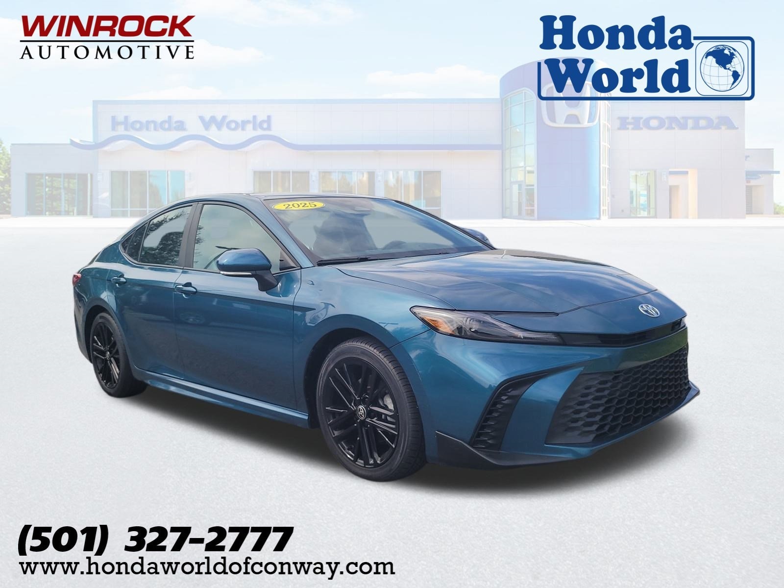 2025 Toyota Camry SE's photo