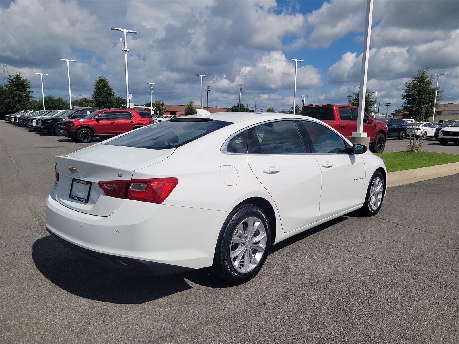 2024 Chevrolet Malibu 1LT photo 2