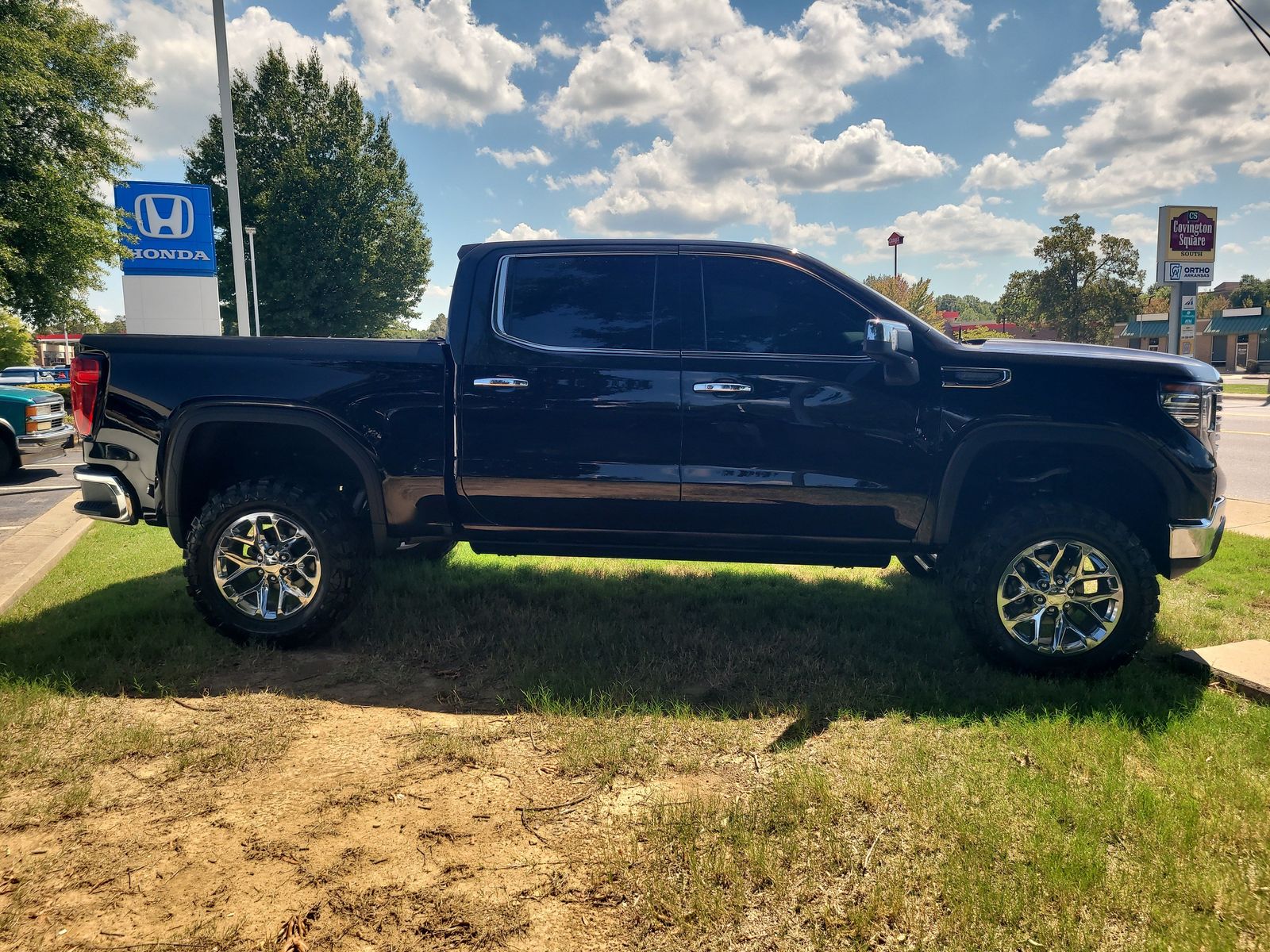 Used 2022 GMC Sierra 1500 SLT with VIN 3GTUUDET2NG556071 for sale in Little Rock