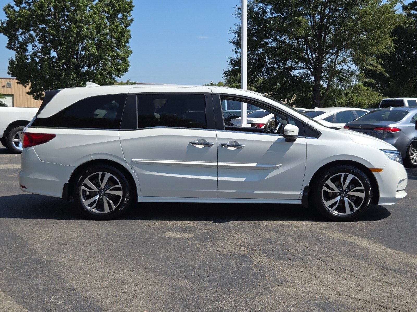 2022 Honda Odyssey Touring photo 2