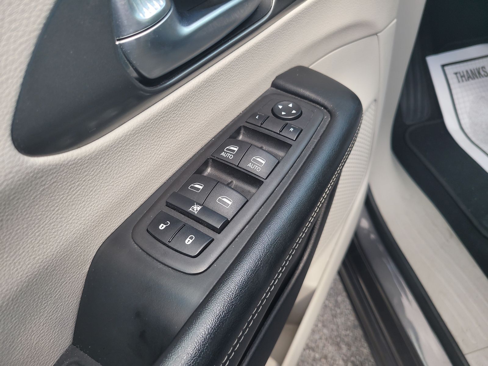 2023 Chrysler Pacifica Touring L - Photo 11