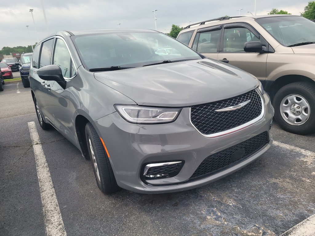 Used 2023 Chrysler Pacifica Touring L Van Passenger Van