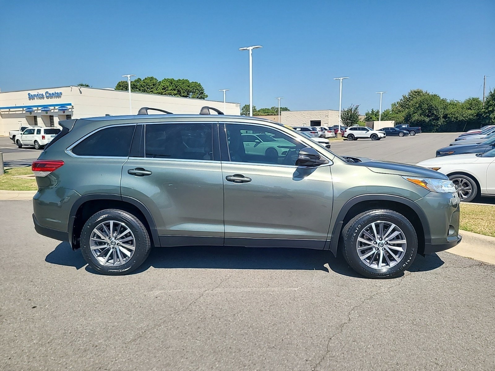 Used 2019 Toyota Highlander XLE with VIN 5TDKZRFH5KS291367 for sale in Conway, AR