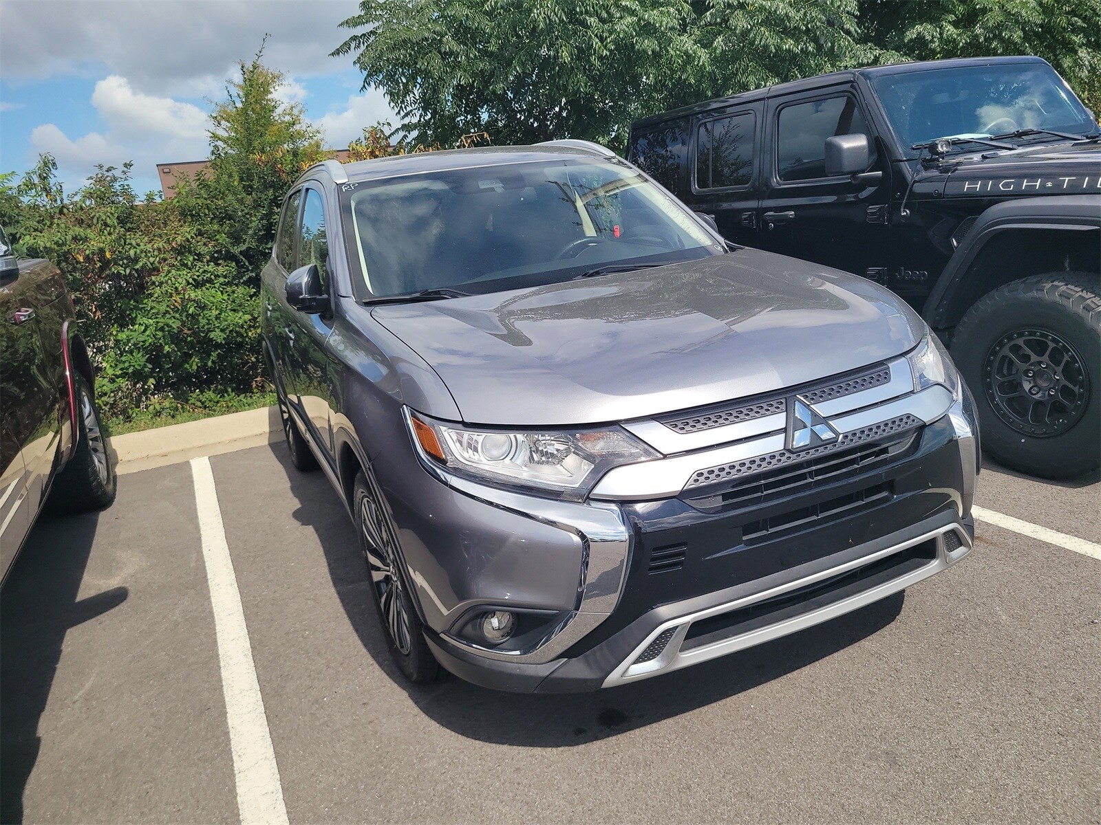 2020 Mitsubishi Outlander LE photo 2