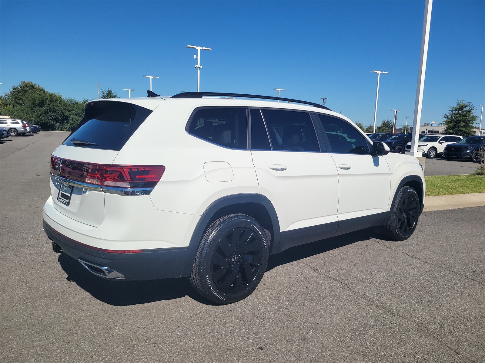 2024 Volkswagen Atlas SE Technology photo 2