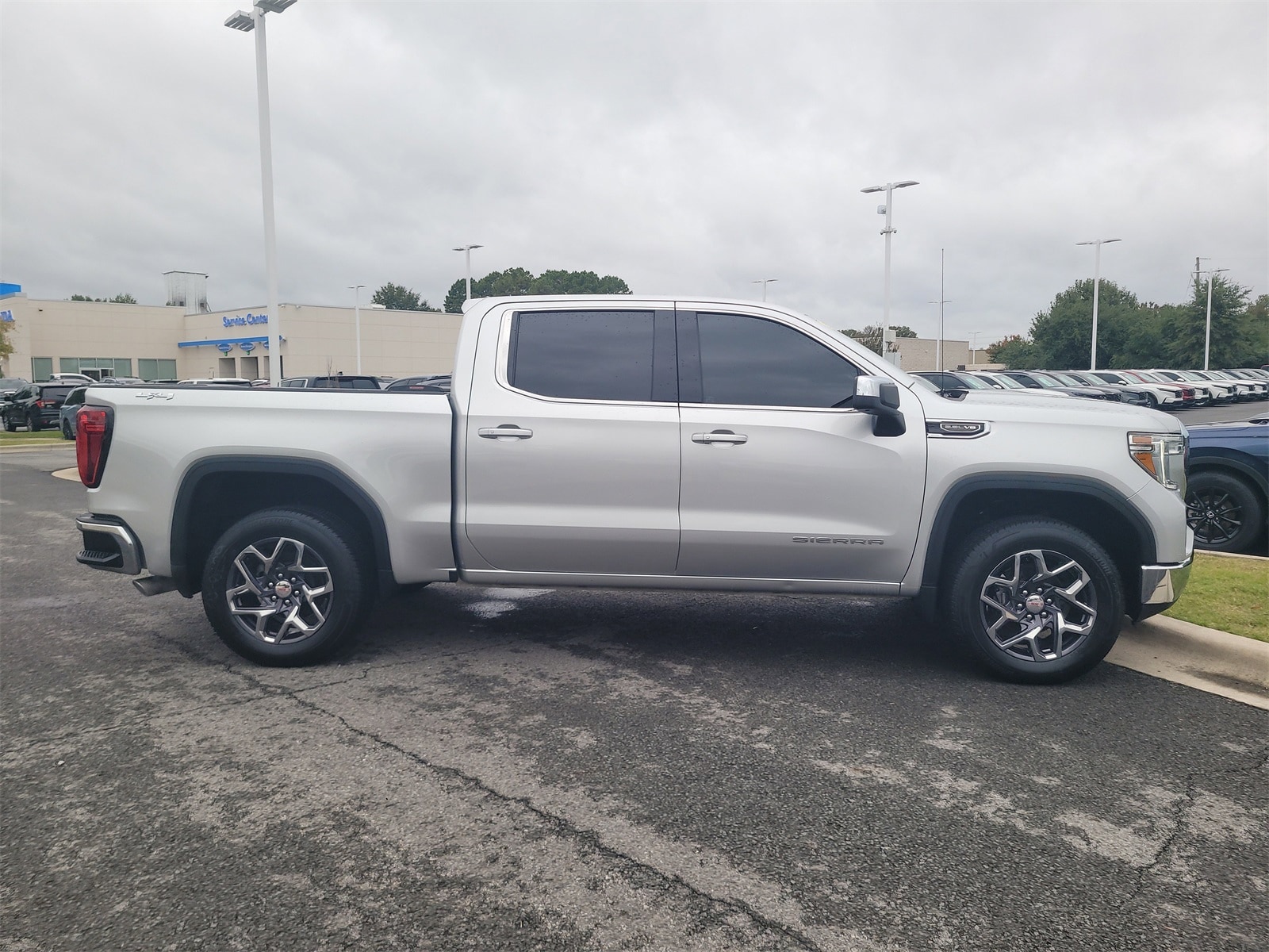 Used 2021 GMC Sierra 1500 SLE with VIN 3GTU9BED6MG413587 for sale in Little Rock