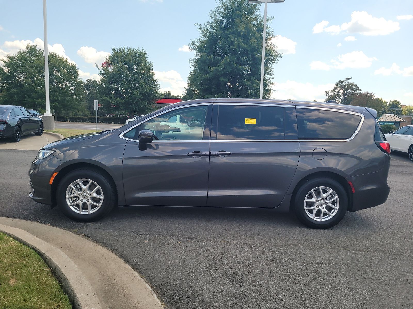 2023 Chrysler Pacifica Touring L - Photo 6