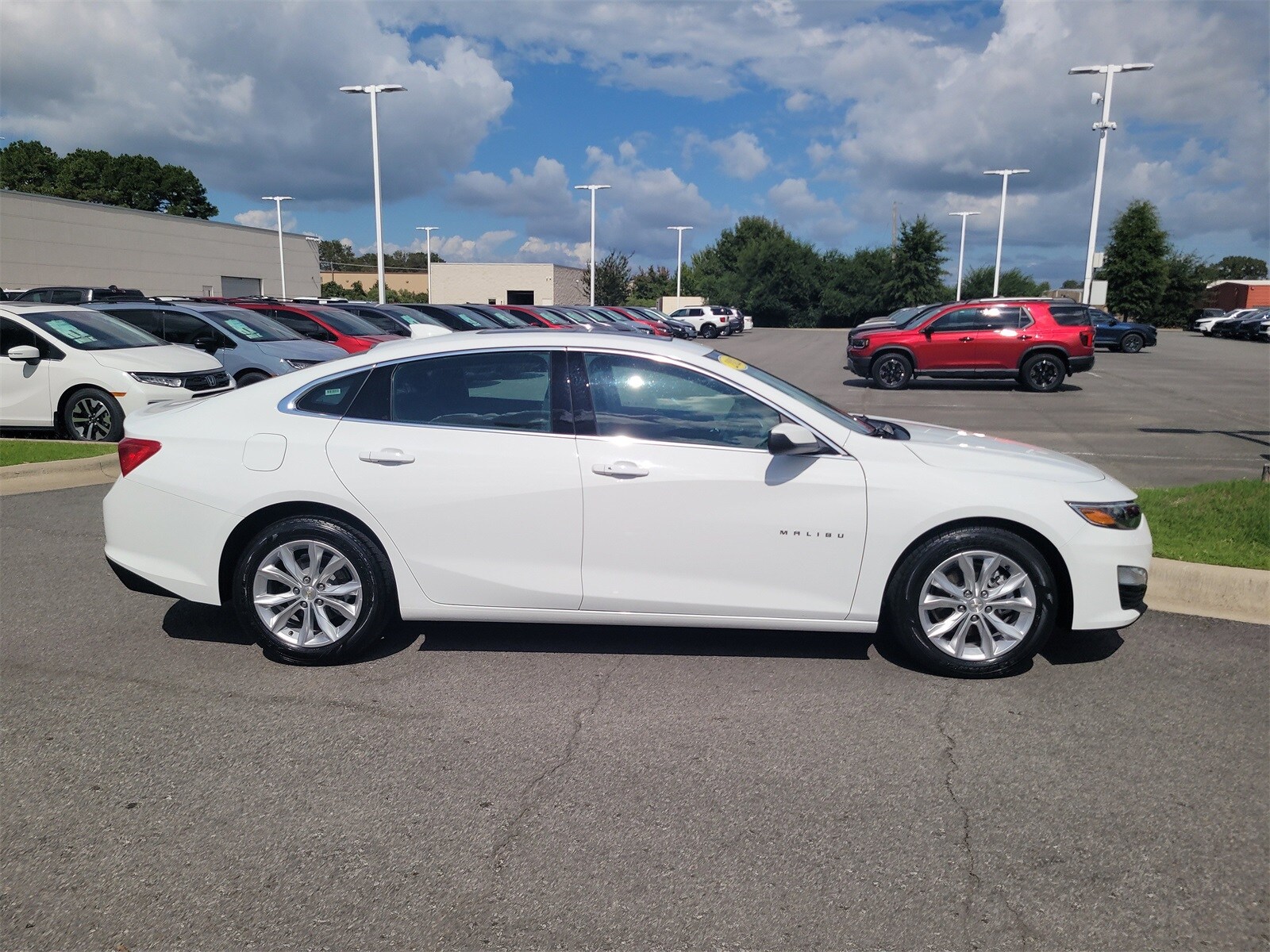 2024 Chevrolet Malibu 1LT photo 2