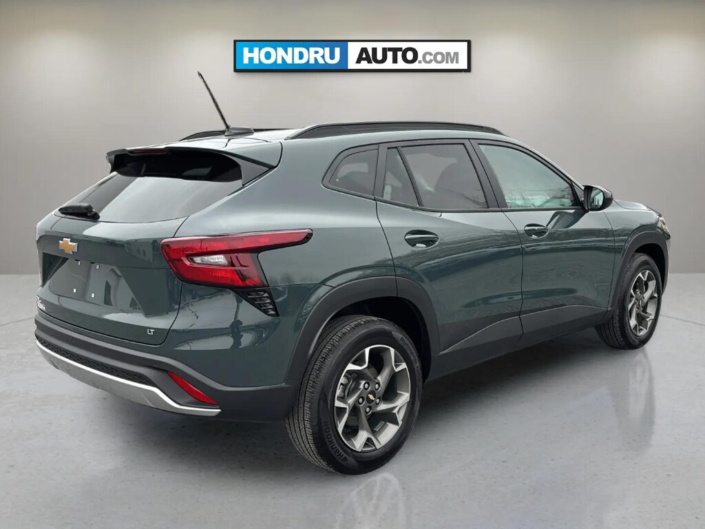 2025 Chevrolet Trax LT photo 2