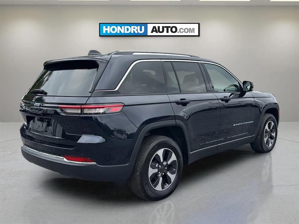 2023 Jeep Cherokee Base photo 4