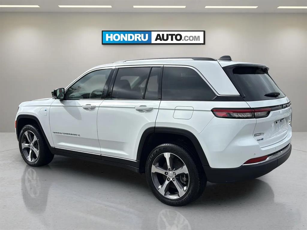 2023 Jeep Cherokee Base photo 3