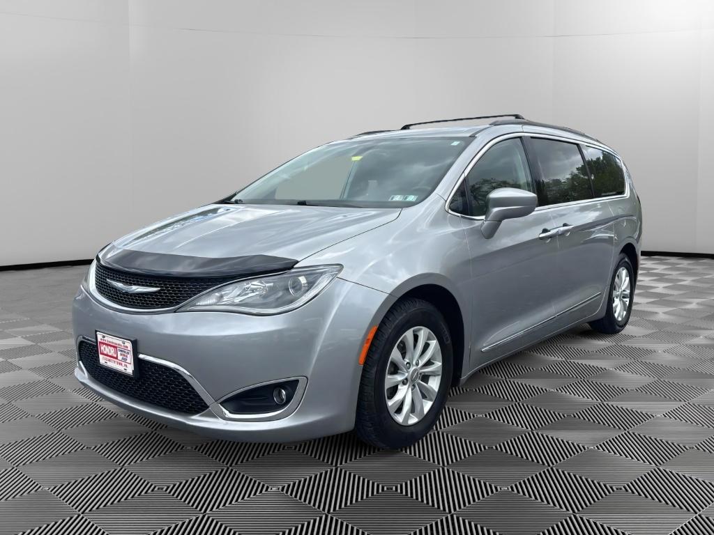 2017 Chrysler Pacifica Touring-L's photo