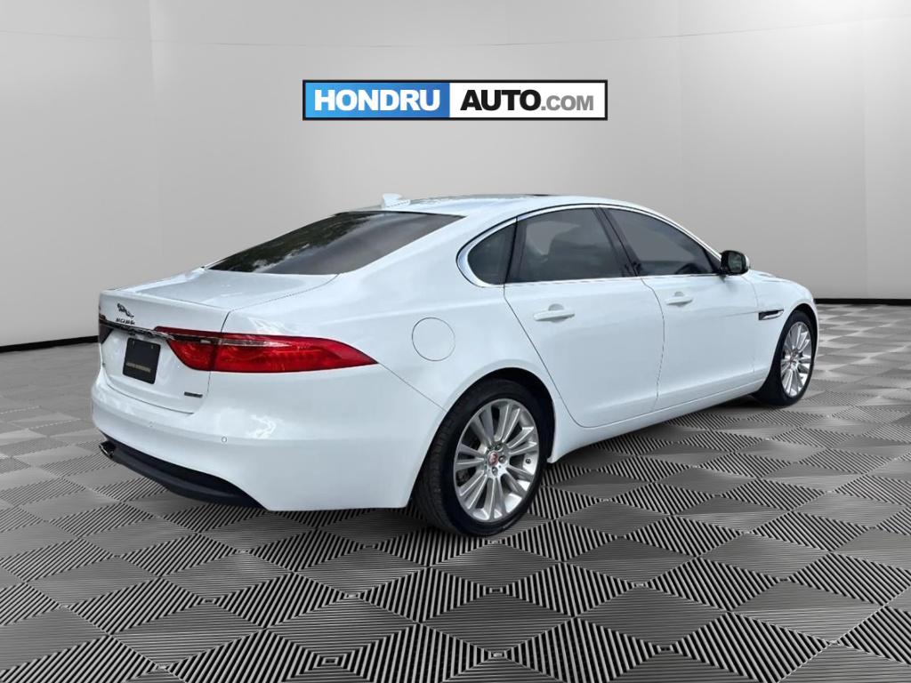 2017 Jaguar XF 20d Prestige photo 4