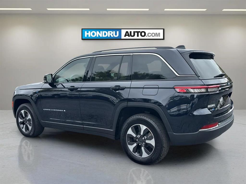 2023 Jeep Cherokee Base photo 3