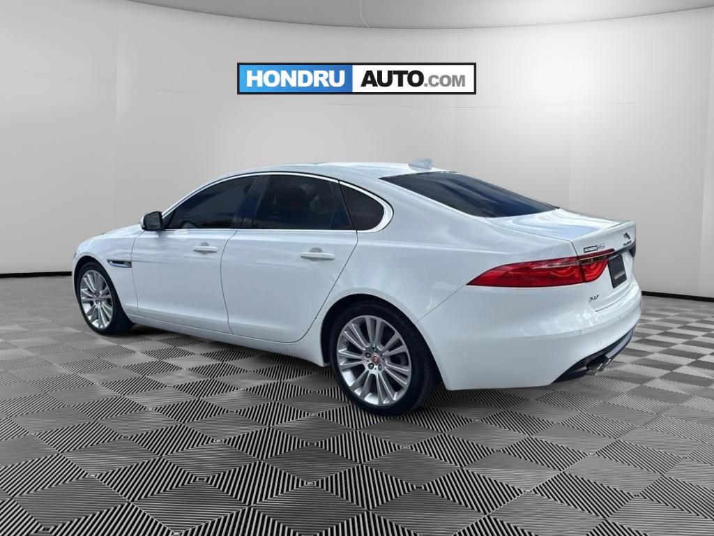 2017 Jaguar XF 20d Prestige photo 3