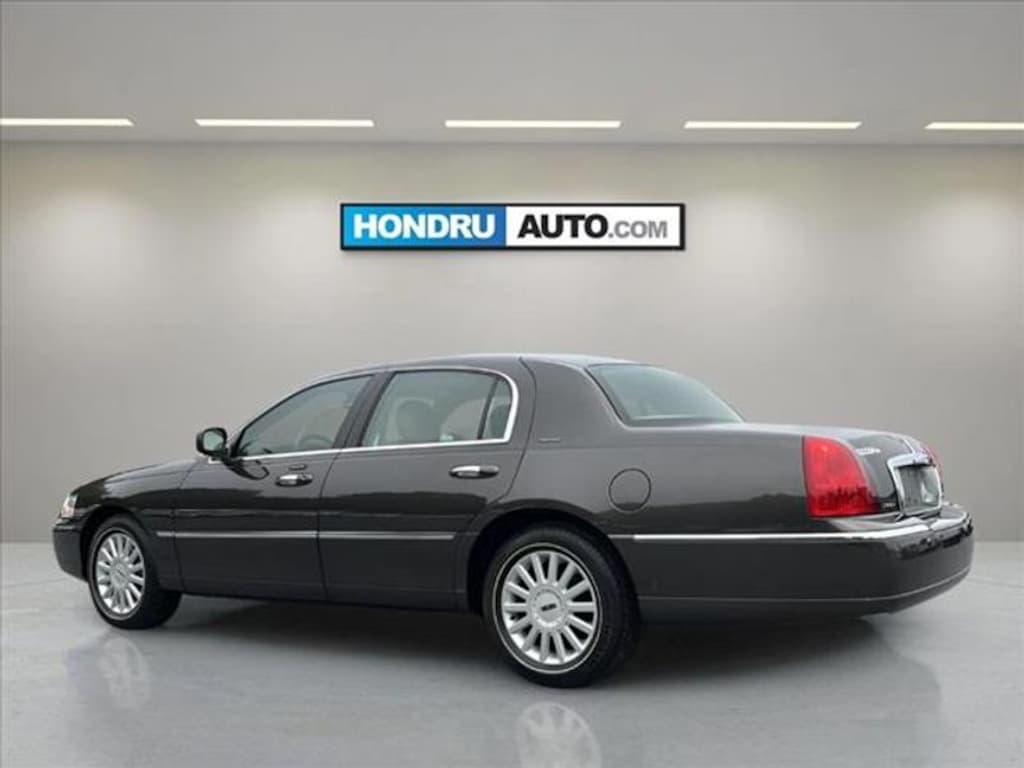 Used 2005 Lincoln Town Car Signature Sedan