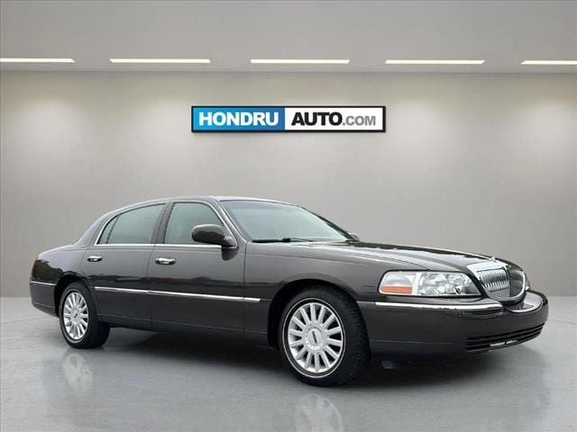 Used 2005 Lincoln Town Car Signature with VIN 1LNHM81W45Y640614 for sale in Manheim, PA