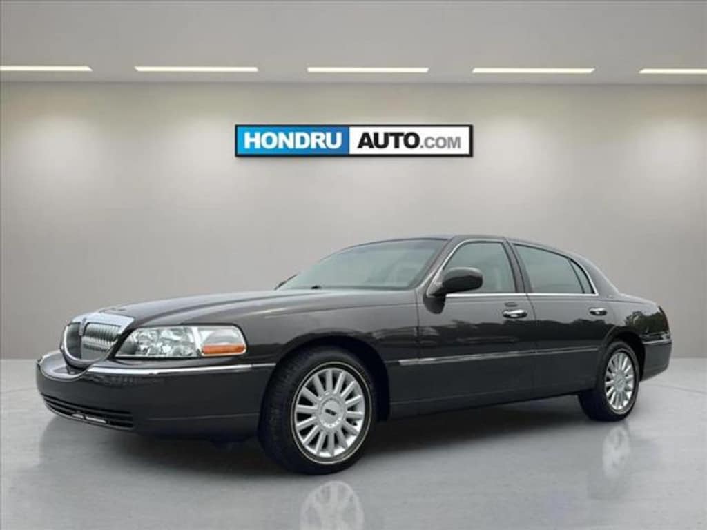 Used 2005 Lincoln Town Car Signature Sedan