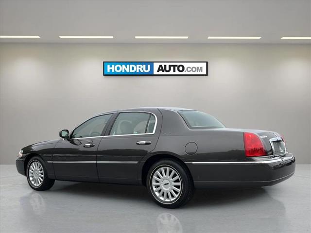 2005 Lincoln Town Car Signature photo 3