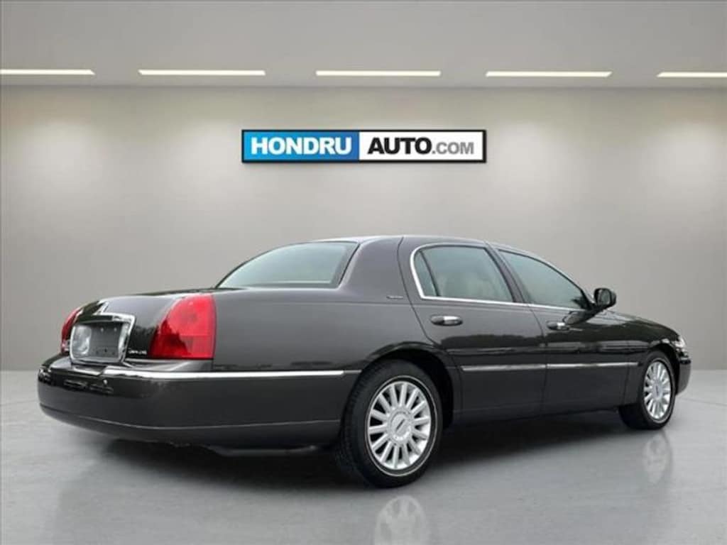 Used 2005 Lincoln Town Car Signature Sedan