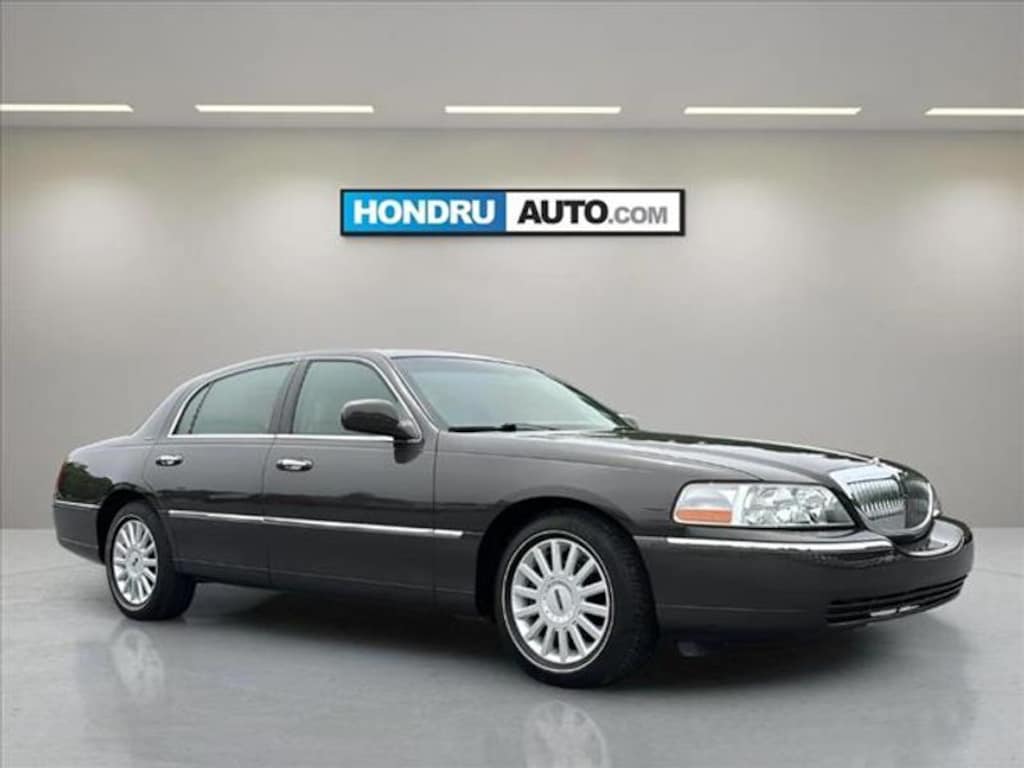 Used 2005 Lincoln Town Car Signature Sedan