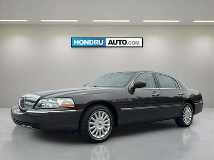 2005 Lincoln Town Car Signature Sedan