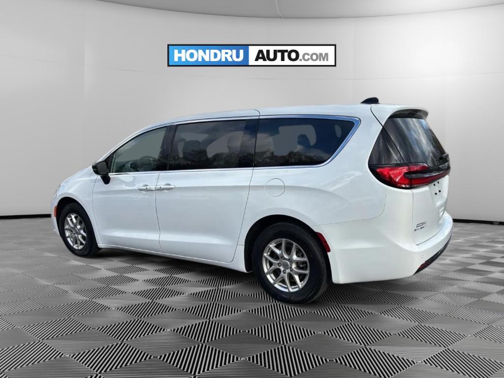 2024 Chrysler Pacifica Touring L photo 3