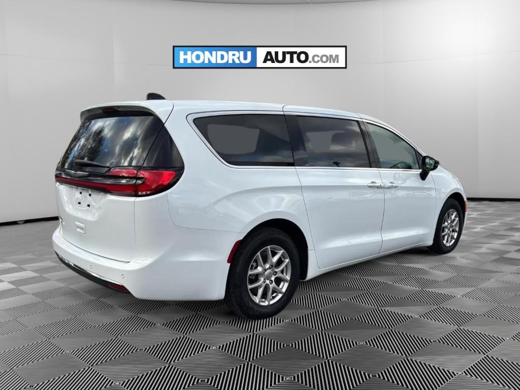 2024 Chrysler Pacifica Touring L photo 4