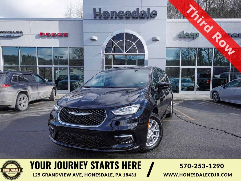 2026 Chrysler Pacifica Select's photo