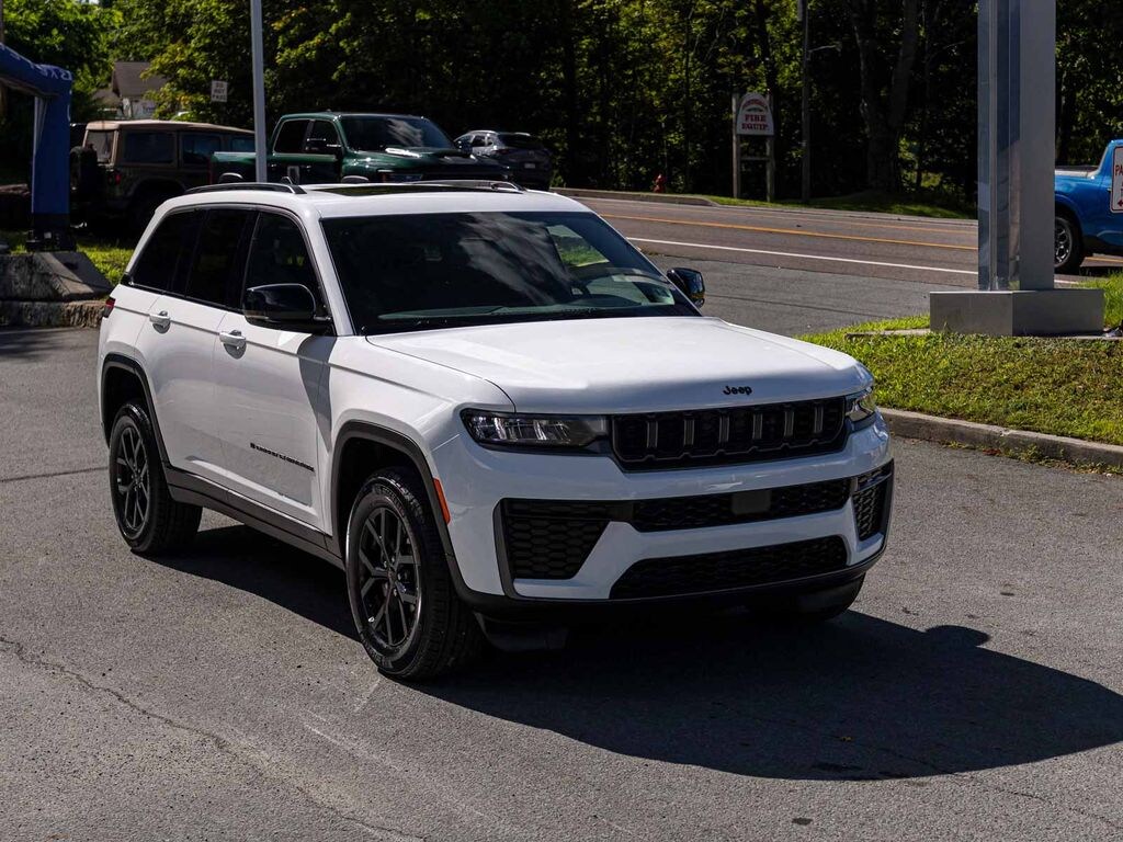 New 2026 Jeep Grand Cherokee LAREDO ALTITUDE 4X4 Sport Utility