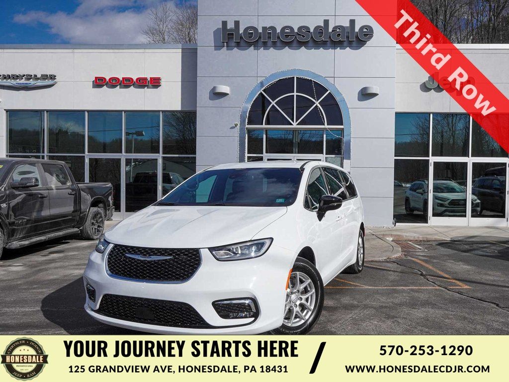 2026 Chrysler Pacifica Select's photo