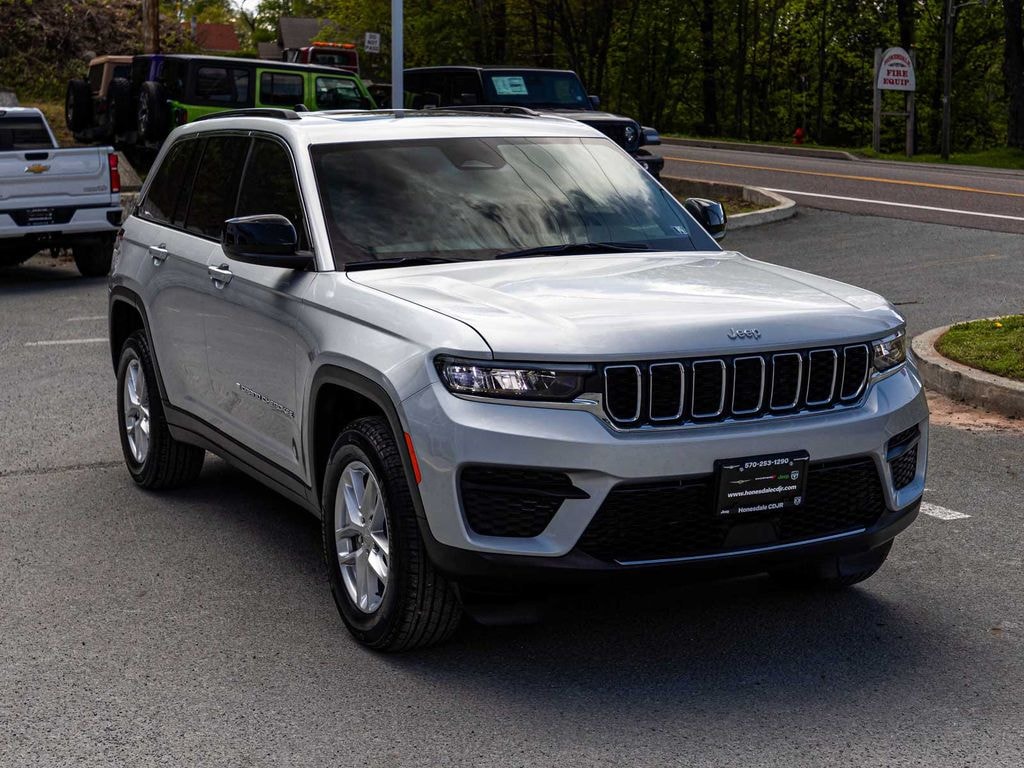New 2025 Jeep Grand Cherokee LAREDO X 4X4 Sport Utility