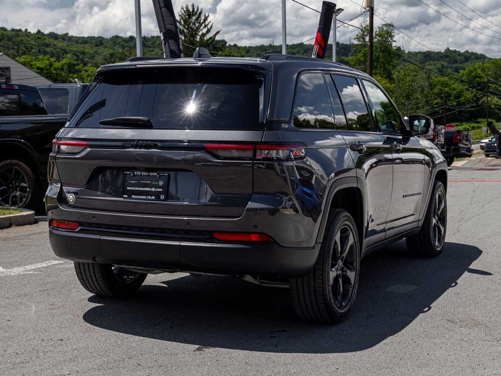 Used 2024 Jeep Grand Cherokee Laredo SUV
