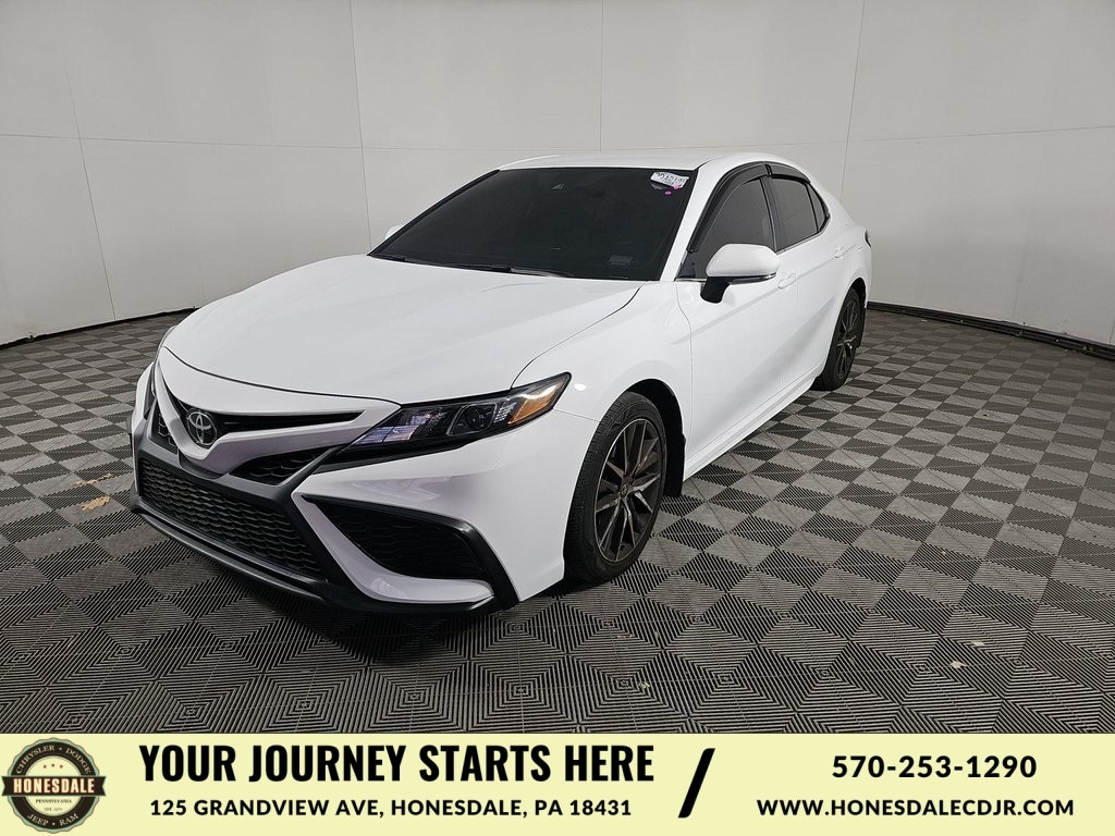 2024 Toyota Camry SE's photo