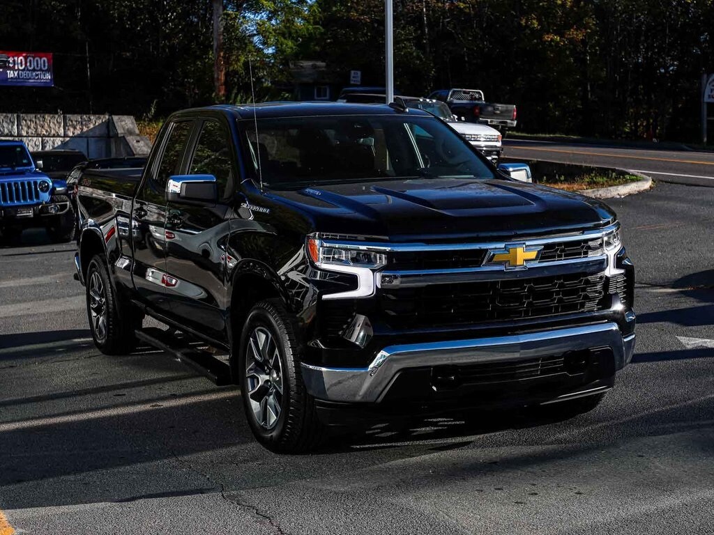 2024 Chevrolet Silverado 1500 LT photo 2