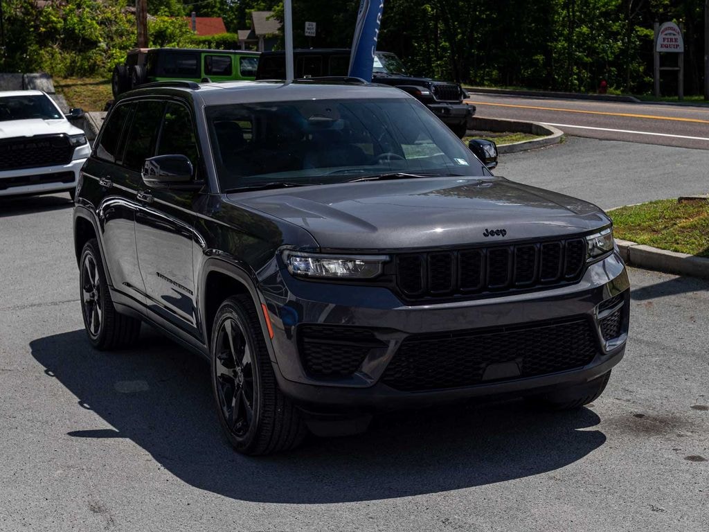 Used 2024 Jeep Grand Cherokee Laredo SUV
