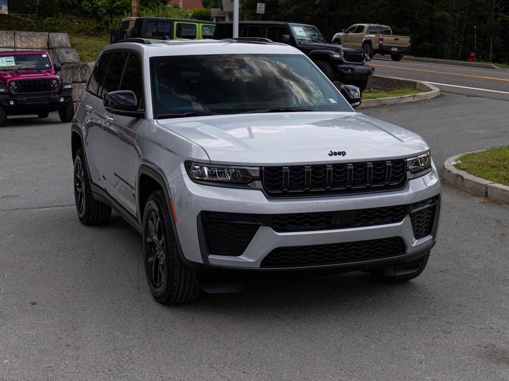 New 2026 Jeep Grand Cherokee LAREDO ALTITUDE 4X4 Sport Utility