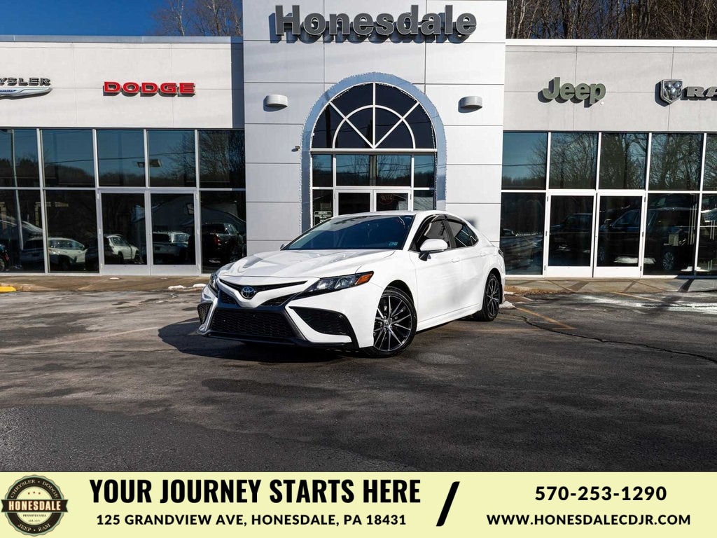 2024 Toyota Camry SE's photo