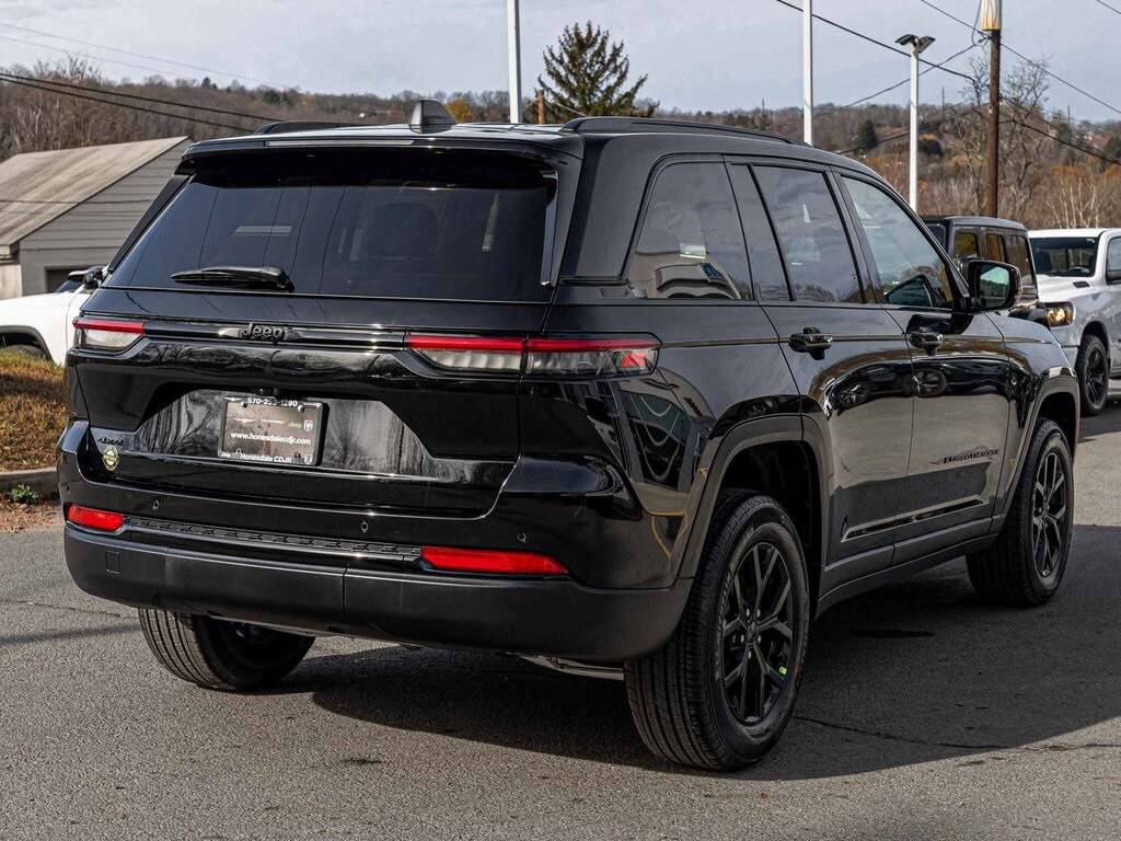 2025 Jeep Grand Cherokee Altitude photo 3