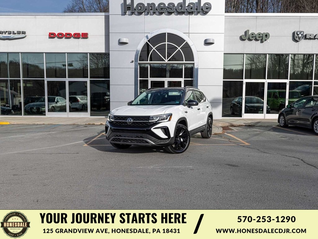 2024 Volkswagen Taos SE Black's photo