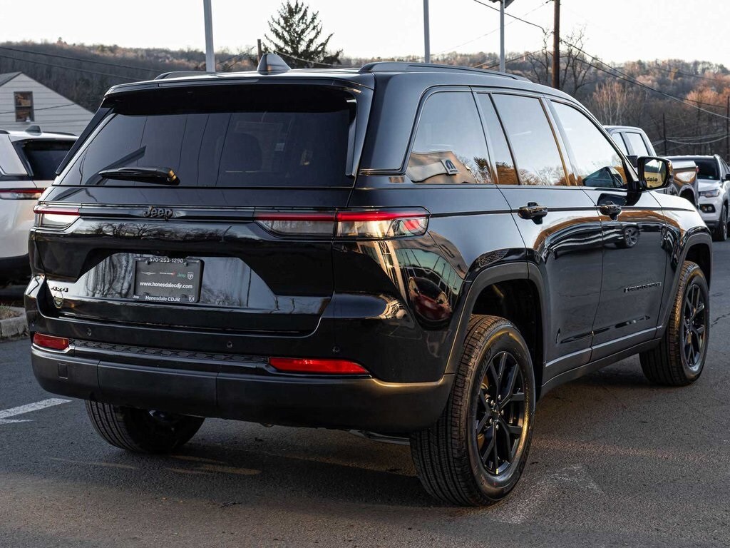 2025 Jeep Grand Cherokee Altitude photo 3