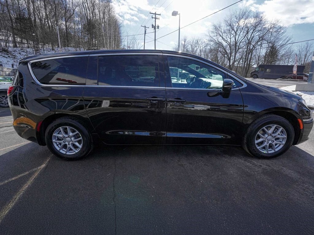 New 2026 Chrysler Pacifica SELECT Passenger Van